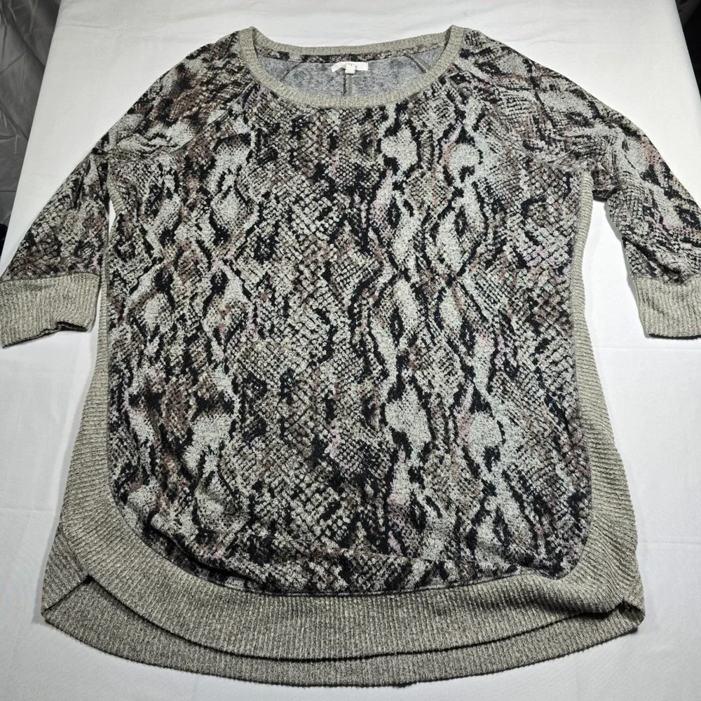Maurices Womens Small Gray Snake Print Knit Top 3/4‎ Sleeve Curved Hem Sweater